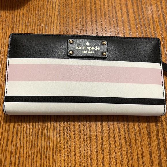 Kate Spade
Black White & Pink Leather Wallet - Picture 4 of 5
